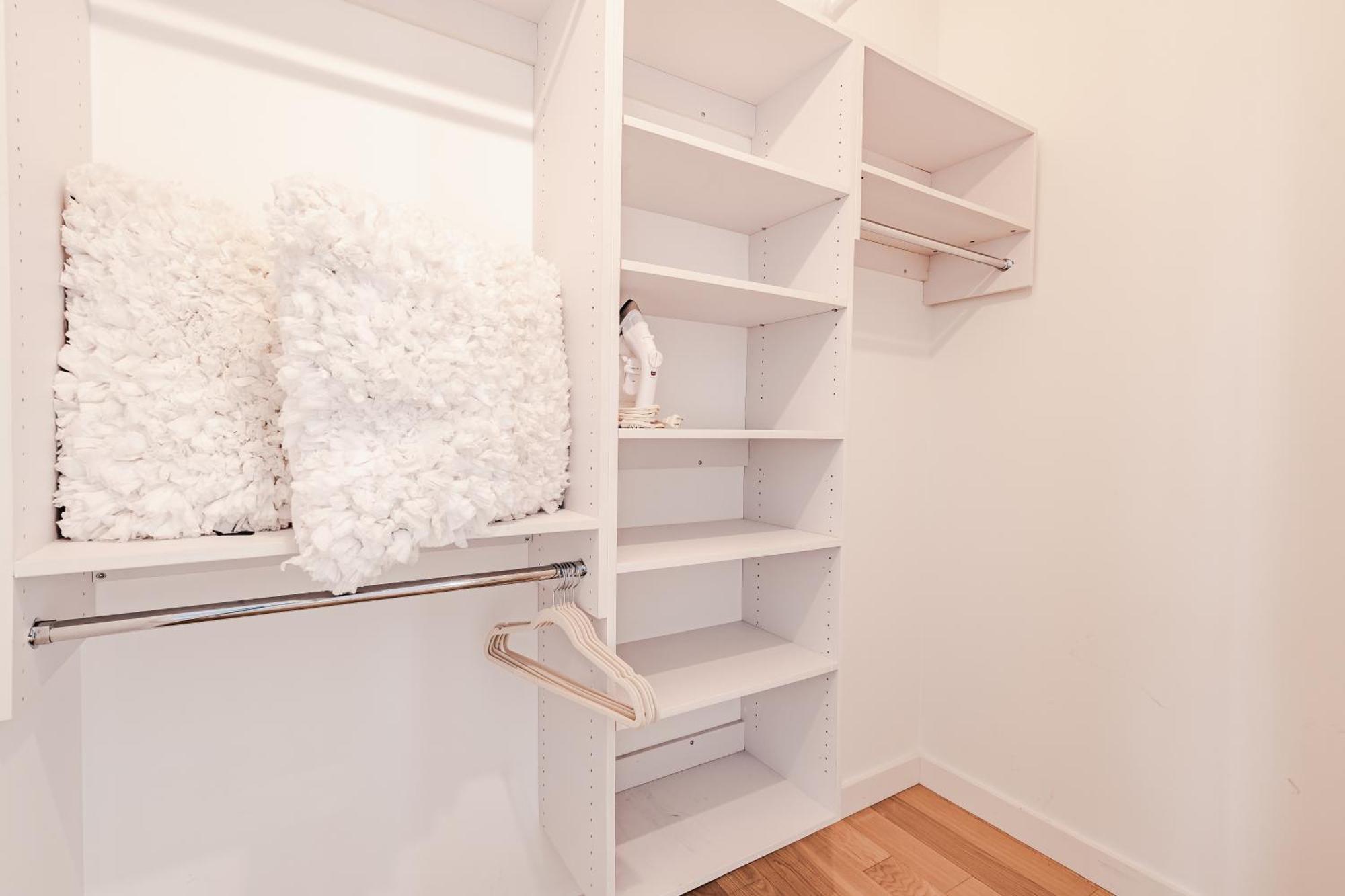 3 Bed 3 Bath Penthouse At Prime Location Apartment *
