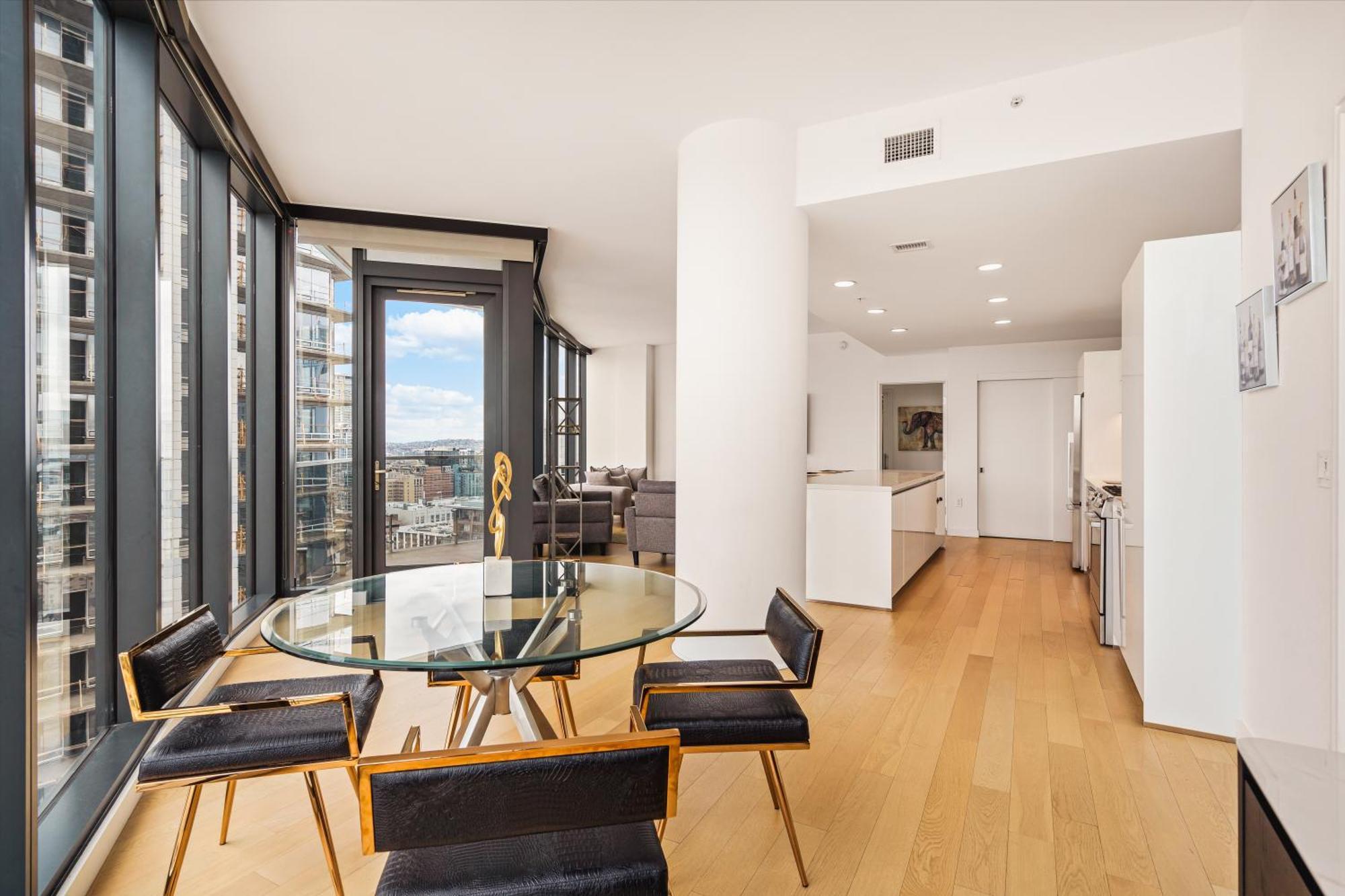 3 Bed 3 Bath Penthouse At Prime Location Appartement *