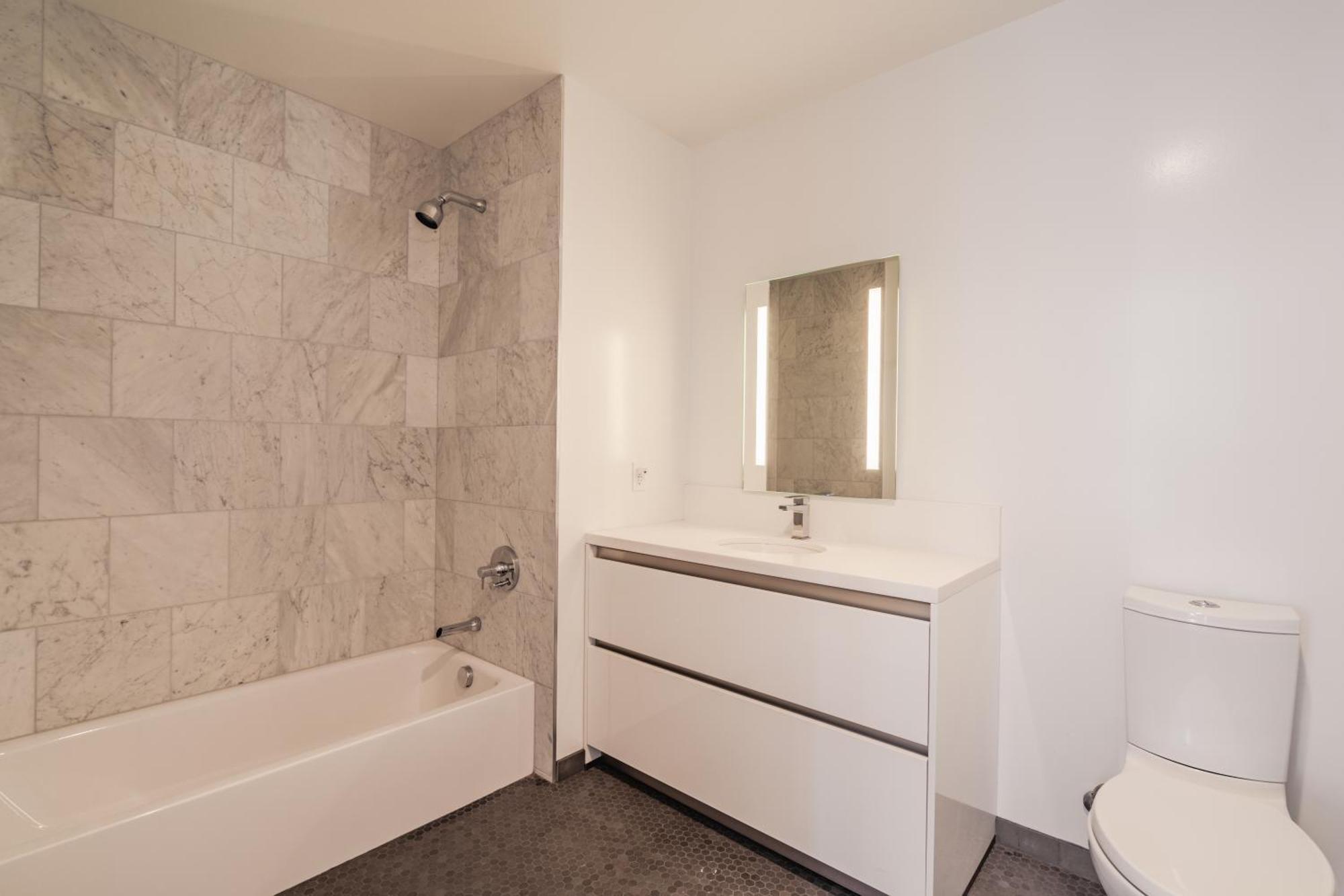 3 Bed 3 Bath Penthouse At Prime Location Appartement
